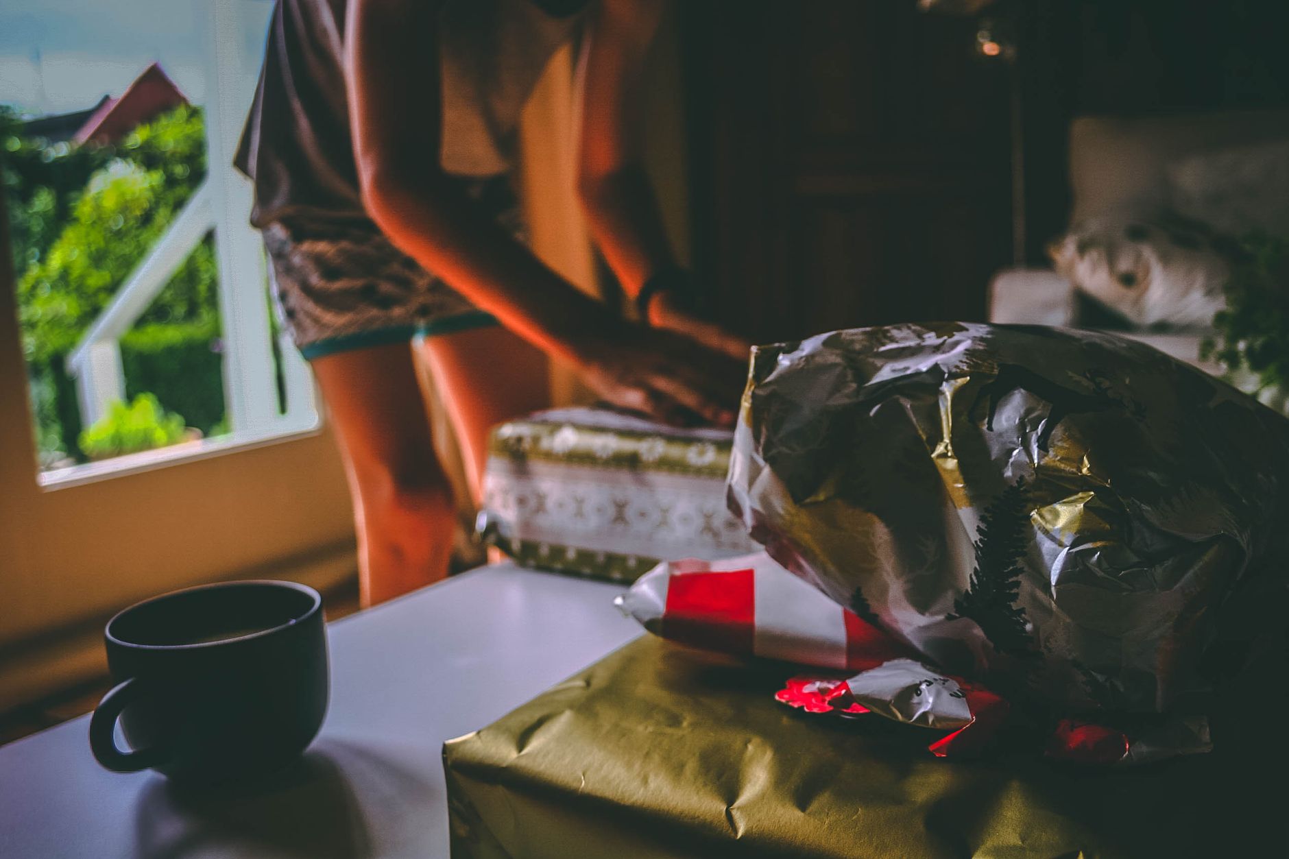 A gift-wrapped cuccumella next to a bag of Neapolitan coffee and espresso cups