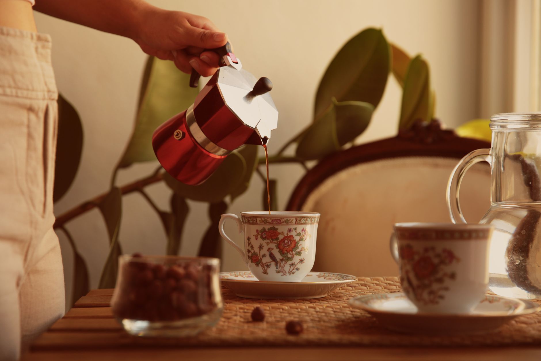 A cuccumella and a moka pot displayed together as buying options