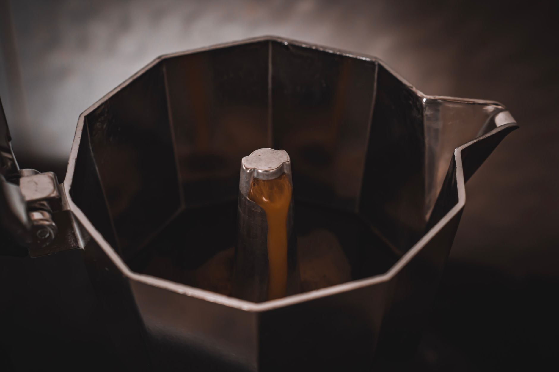 A small rolled paper cone placed on the spout of a cuccumella