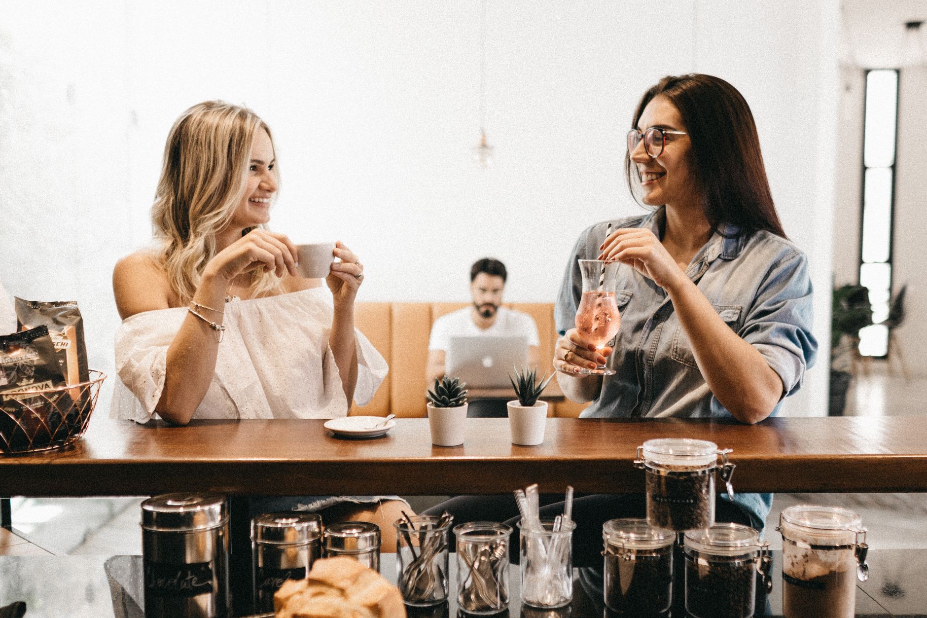 An old photograph-style scene of friends sharing coffee at a Neapolitan bar counter